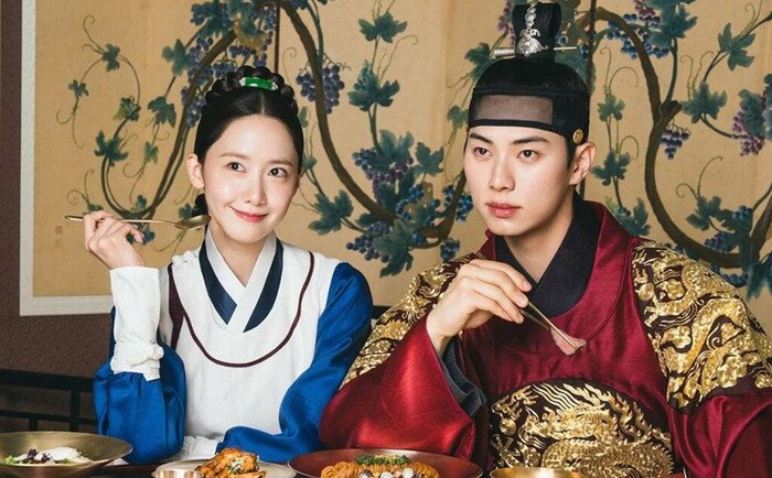 Yoona khi kết hợp với những bạn diễn trẻ tuổi hơn vẫn vô cùng đẹp đôi.