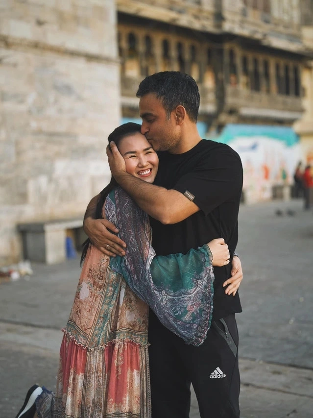 Vikas rất yêu chiều vợ, không ngại cho tiền cô quay MV hay tặng quà đắt đỏ.