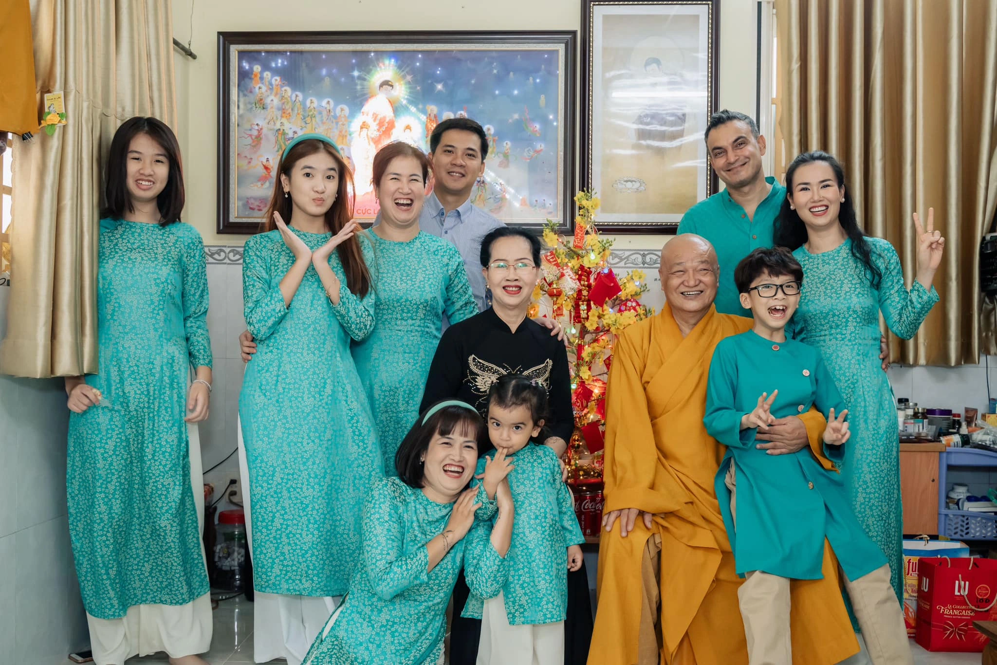 Vikas gần gũi với các thành viên trong gia đình vợ.