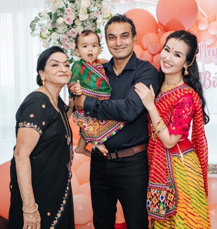 Nữ ca sĩ thân thiết với mẹ chồng người Ấn Độ.