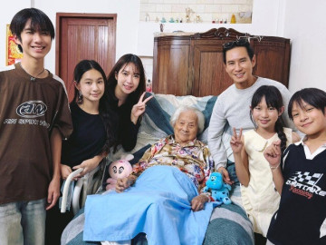 Lý Hải - Minh Hà đưa 4 con về thăm mẹ ruột gần 100 tuổi ngày cận Tết, quây quần bên bữa ăn gia đình giản dị