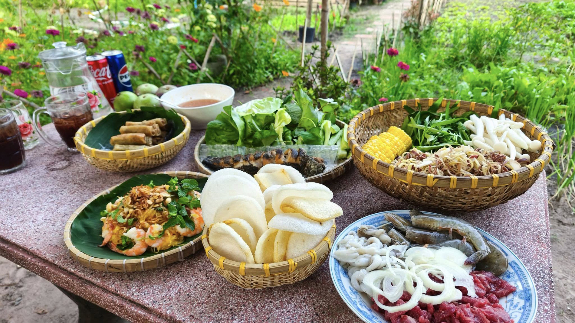 Chàng trai ở TPHCM làm khu vườn 600m2 đẹp mắt, nấu cơm bếp củi, ăn rau tự trồng - 12