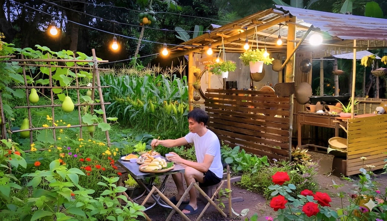 Chàng trai ở TPHCM làm khu vườn 600m2 đẹp mắt, nấu cơm bếp củi, ăn rau tự trồng - 9