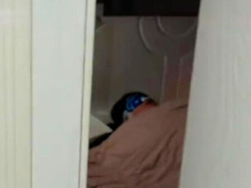 Yêu con - Lục cặp thấy loạt tranh con gái vẽ công việc hàng ngày của bố trên giường, mẹ vừa xem vừa đỏ mặt