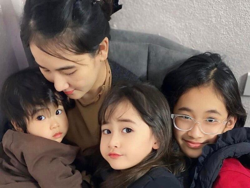 Từ cô gái được một “nam thần” màn ảnh Việt đem lòng yêu thương khi mới 16 - 17 tuổi, cô bước vào hôn nhân và làm mẹ của ba đứa trẻ. Dù đã trải qua ba lần mang nặng đẻ đau, cô vẫn giữ được vẻ ngoài trẻ trung như thiếu nữ.
