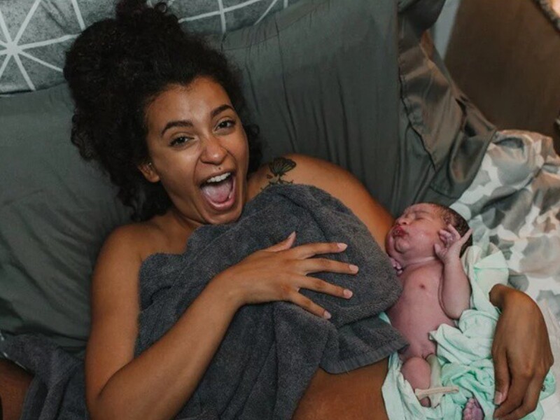 Phòng sinh - nơi ranh giới giữa đau đớn và hạnh phúc trở nên mong manh hơn bao giờ hết. Ở đó, tiếng khóc của sản phụ hòa lẫn nhịp tim dồn dập, những cái nắm tay run rẩy và khoảnh khắc em bé cất tiếng khóc chào đời luôn đủ sức khiến người chứng kiến nghẹn ngào.
