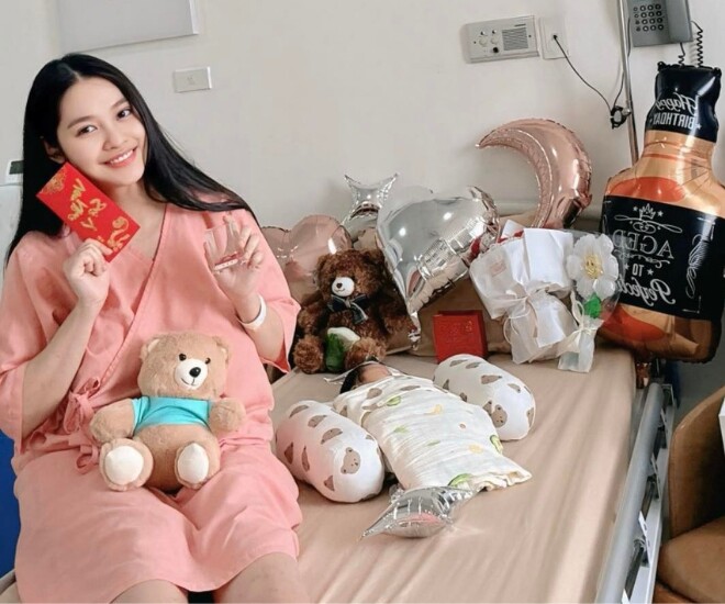 Hoa hậu Nông Thúy Hằng sinh con đầu lòng ở tuổi 26, nhan sắc mẹ bỉm đỉnh của chóp.