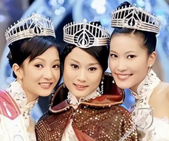 Chu Mỹ Hân (đầu tiên từ phải sang) đăng quang Á hậu Hồng Kông 2007.