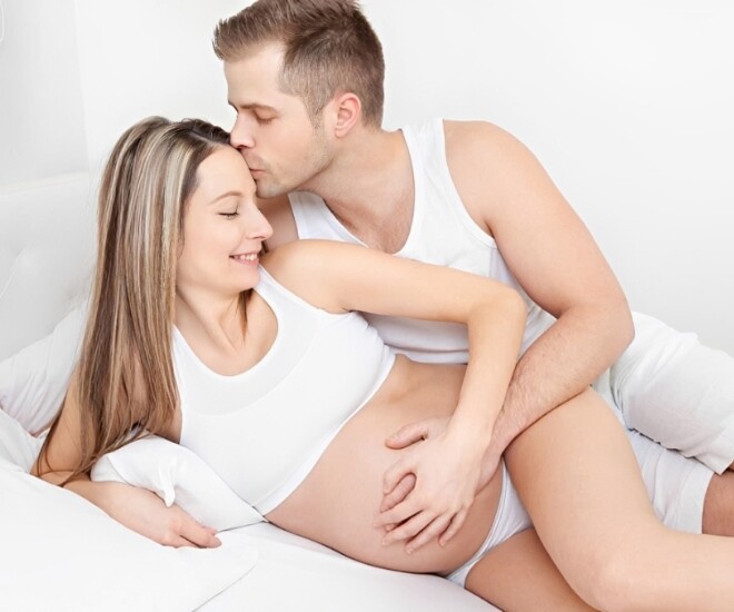 Sinh hoạt vợ chồng vẫn diễn ra trong thai kỳ nhưng kèm một số lưu ý.