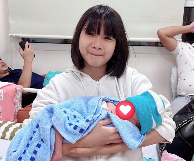 Con gái riêng 13 tuổi xinh xắn phụ mẹ bế em.