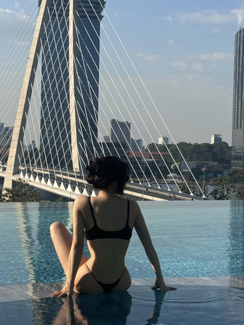 Sau 1 tháng công khai sinh con, 9X vừa gây sốt khi khoe dáng nuột với đồ tắm.