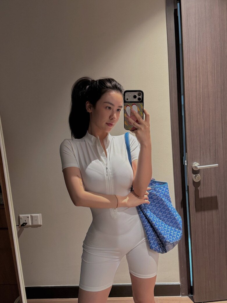 Khán giả xin bí quyết về dáng gọn gàng của mẹ một con và mong sớm được gặp nhóc tỳ của cô.