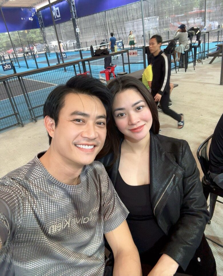 Vợ chồng sao nam VTV chia sẻ tin vui mang thai hồi đầu năm 2026.
