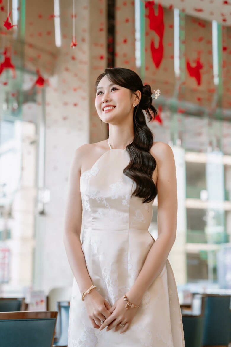 Hot girl trường Sân khấu - Điện ảnh vốn có body mảnh mai, vòng eo nhỏ.