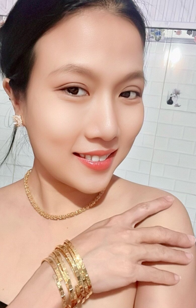 8X được mẹ chồng tặng nhiều vòng vàng giá trị.