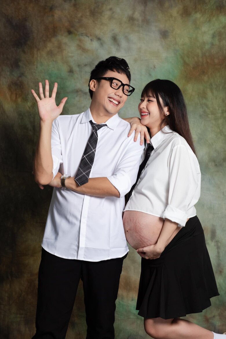 Hot girl gốc Bến Tre mang bầu đôi bụng rạn chằng chịt.