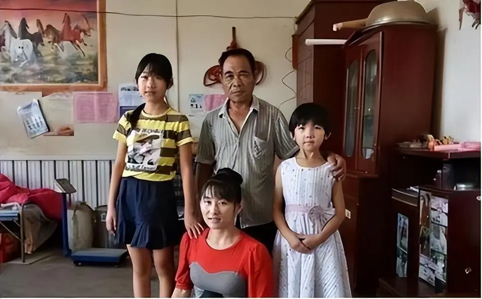 Sau khi 2 cô công chúa xinh xắn, người mẹ vẫn trẻ trung, đầy năng lượng tích cực.