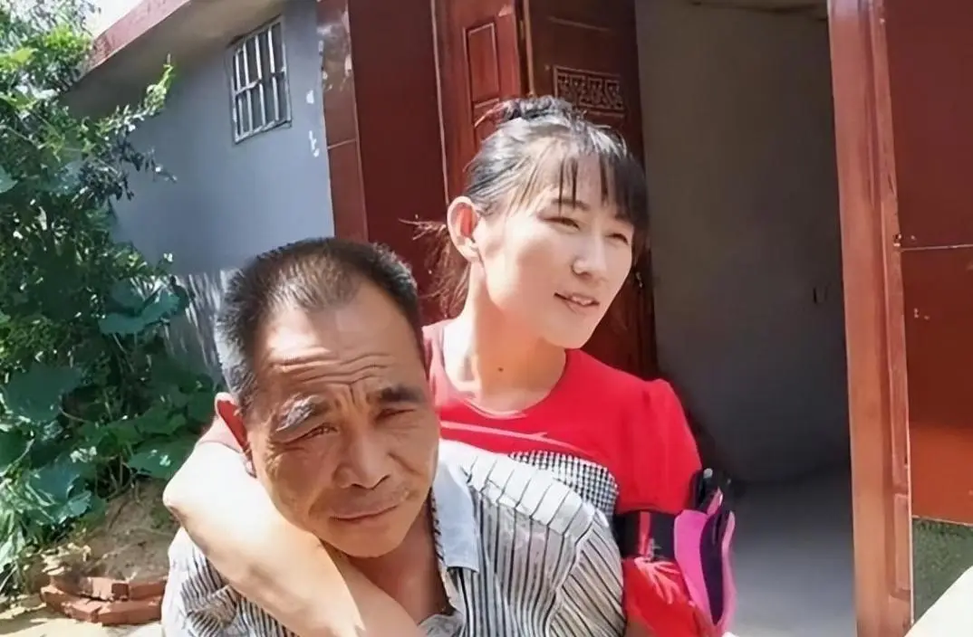 Cô hạnh phúc bên chồng lớn hơn 20 tuổi và lần lượt mang bầu, sinh 2 bé gái.