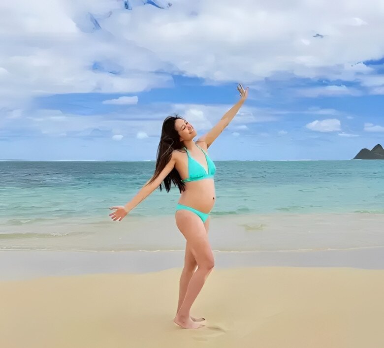 Nàng hậu khoe bụng bầu tròn lẳng, đẹp quyến rũ với bikini.
