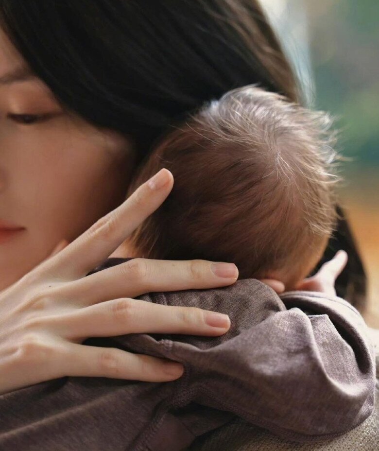 Chân dài 1m78 khoe khoảnh khắc hạnh phúc bên con đầu lòng.