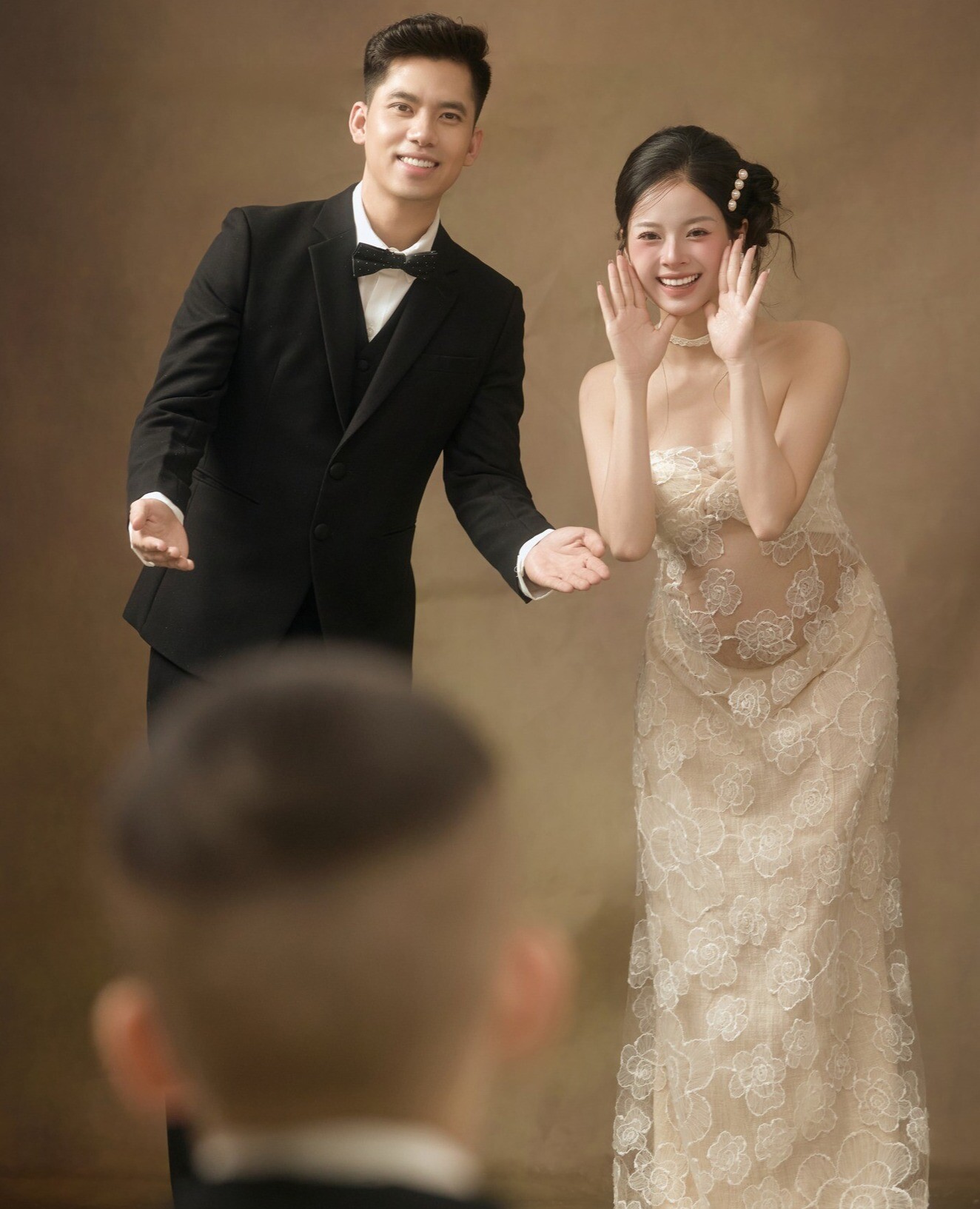 Gia đình nhỏ của Hoa khôi Hà thành sắp đủ nếp đủ tẻ, chồng và con trai cũng có vẻ ngoài cực phẩm.