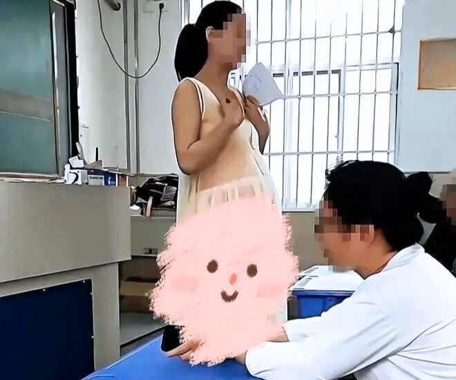 Netizen bênh vực cô giáo, cho rằng cô chỉ đang mặc đồ phù hợp với thể trạng và hoàn cảnh.