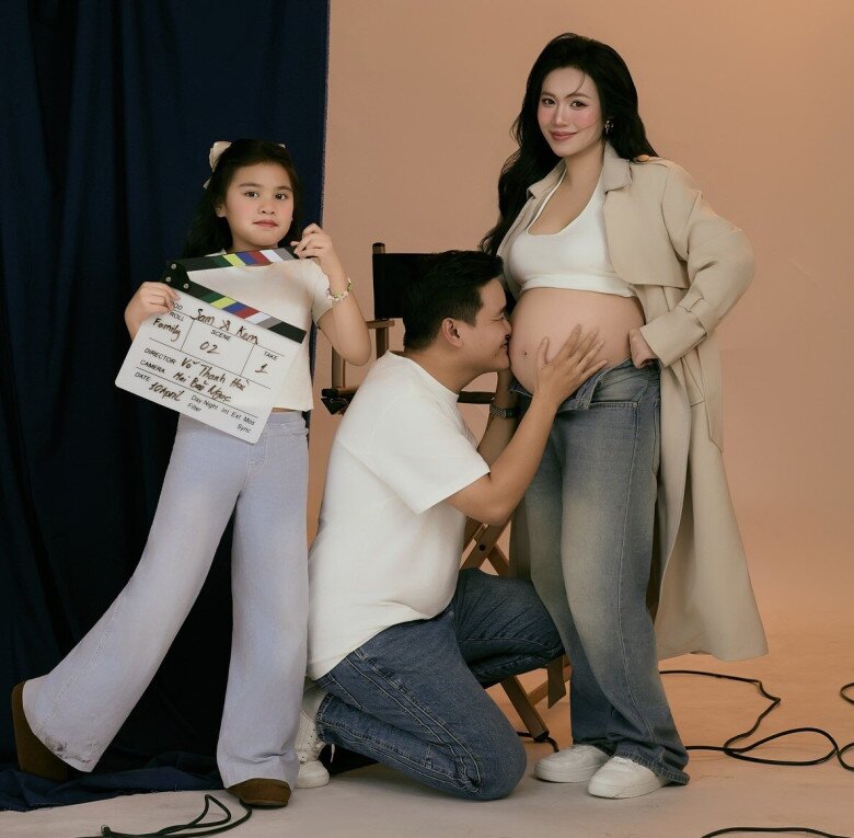 Đạo diễn Võ Thanh Hoà ôm hôn bụng bầu của vợ, con gái đầu lòng của cặp đôi ngày một xinh xắn.