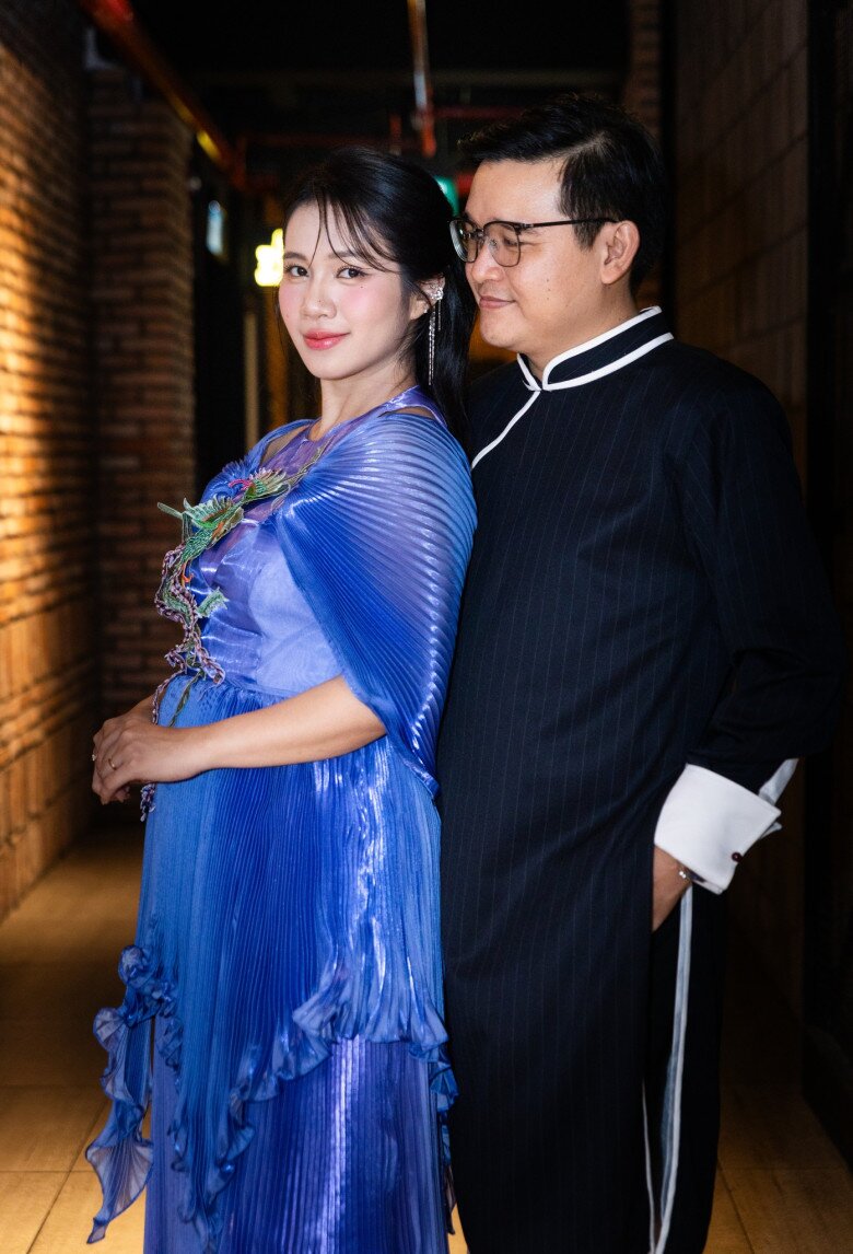 NSX xinh đẹp bế bầu cùng chồng tham gia một sự kiện giải trí gần đây.