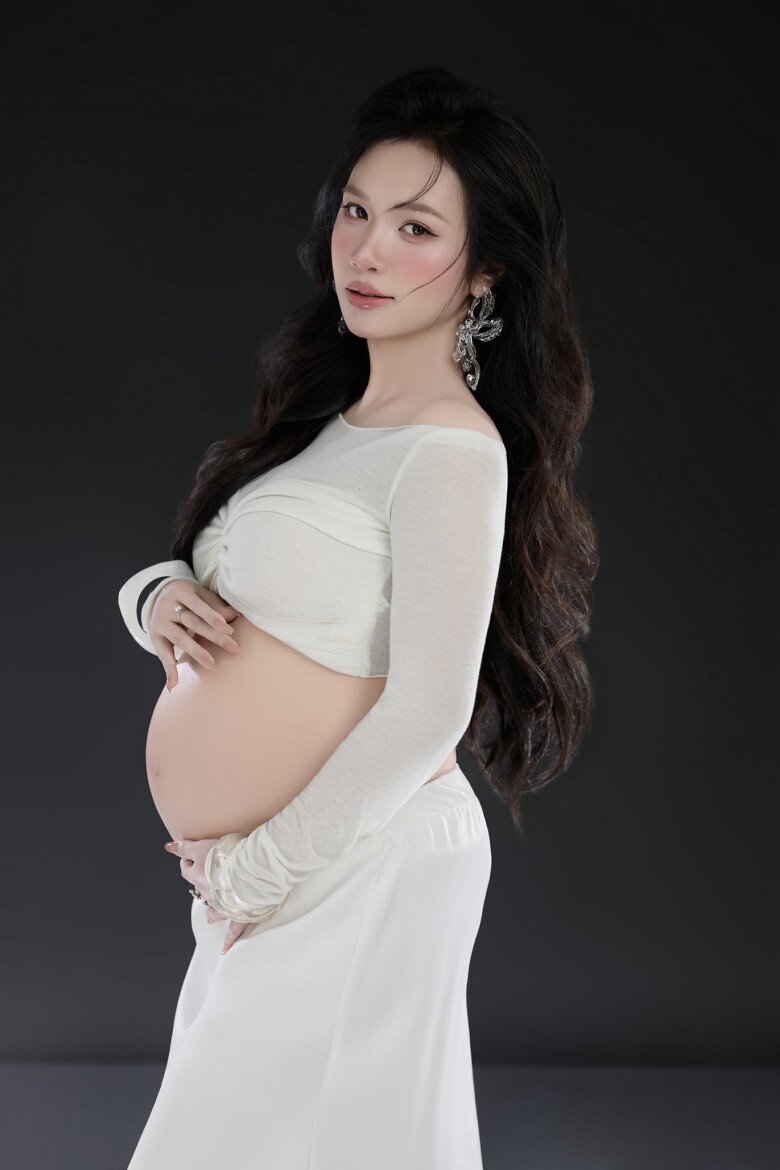 Một bộ ảnh khác, 9X khoe bụng bầu láng mịn với ngựa trắng để chờ đón em bé tuổi Ngọ.