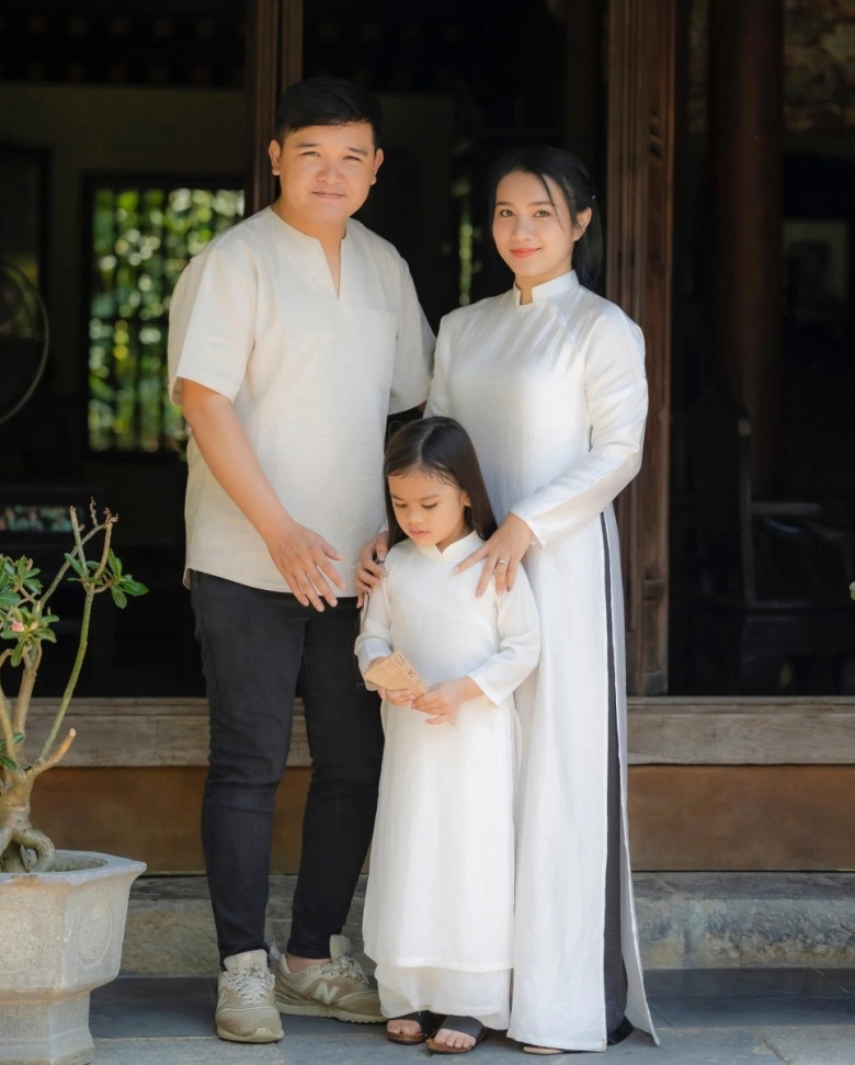 Cặp đôi kết hôn và đón con đầu lòng vào năm 2018.