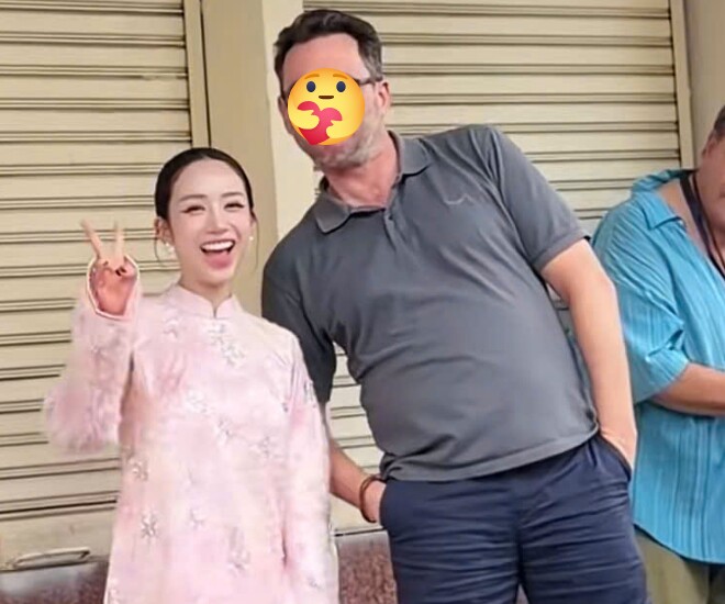 Một du khách khác xin chụp ảnh cùng cô.