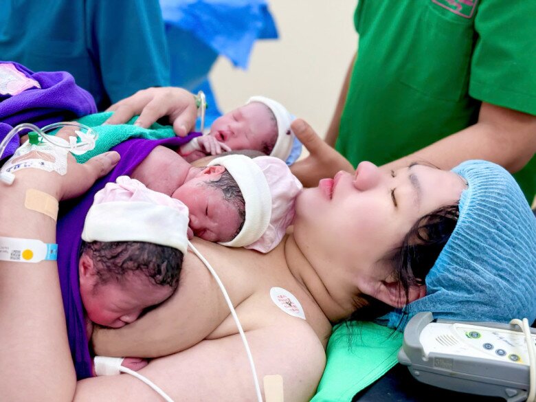 Khoảnh khắc thiêng liêng chị Duyên da kề da với ba thiên thần nhỏ tuổi Tỵ.