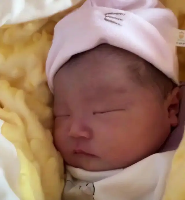 Sau khi sinh con, cô tiếp tục chịu nhiều áp lực từ gia đình chồng.