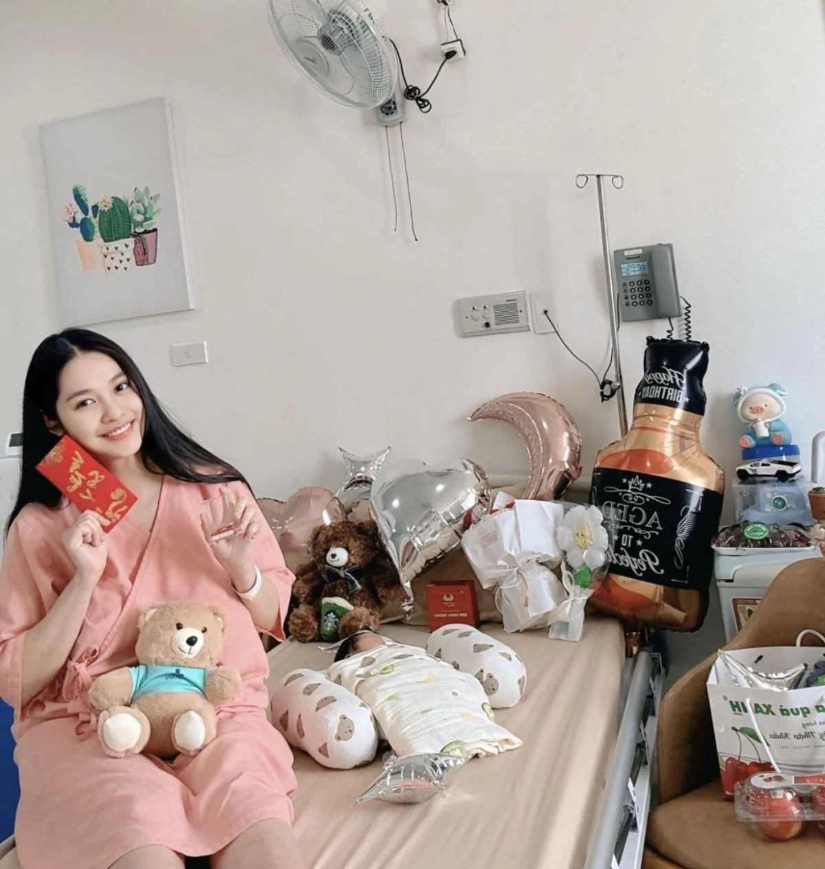 Nông Thúy Hằng sinh con đầu lòng ở tuổi 27.