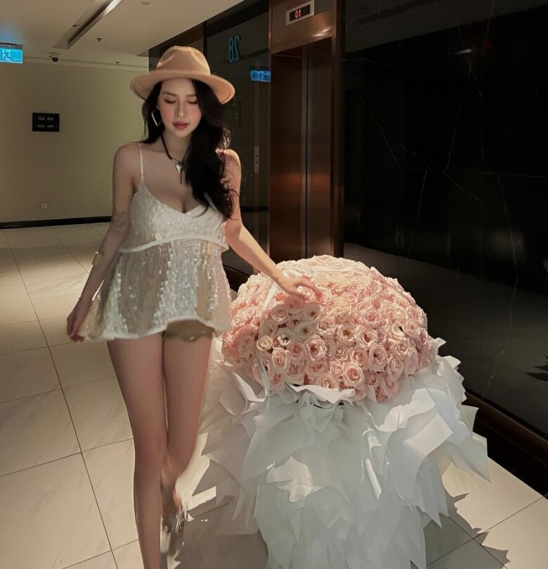 9X sống sang chảnh, ngày càng xinh đẹp, chưa công khai diện mạo em bé.