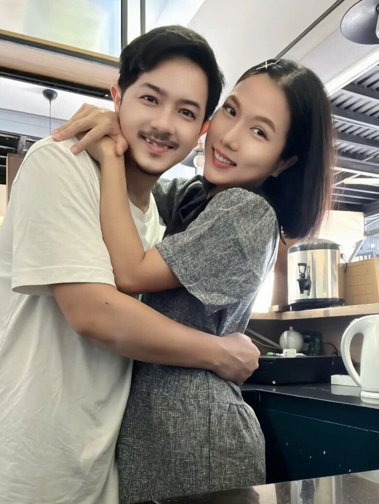 Nữ hoàng vai phụ của Vbiz xinh rạng rỡ dù mang bầu, được chồng kém tuổi cưng chiều.