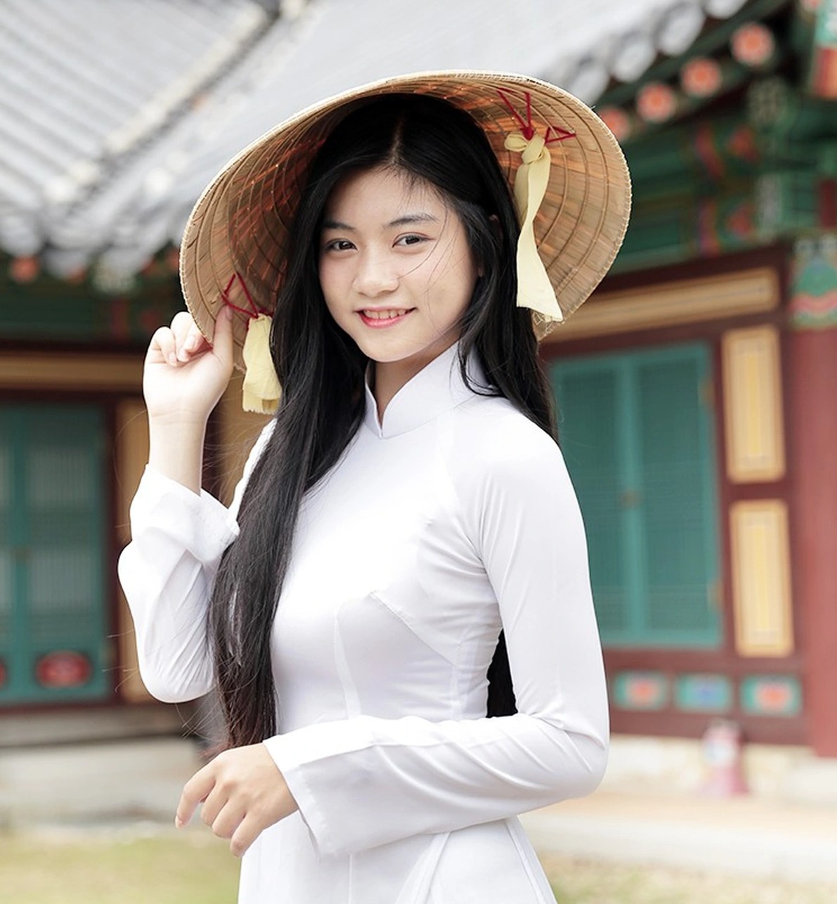 Sau đăng quang, người đẹp từng gây sốt khi diện áo dài trắng tại Hàn Quốc.