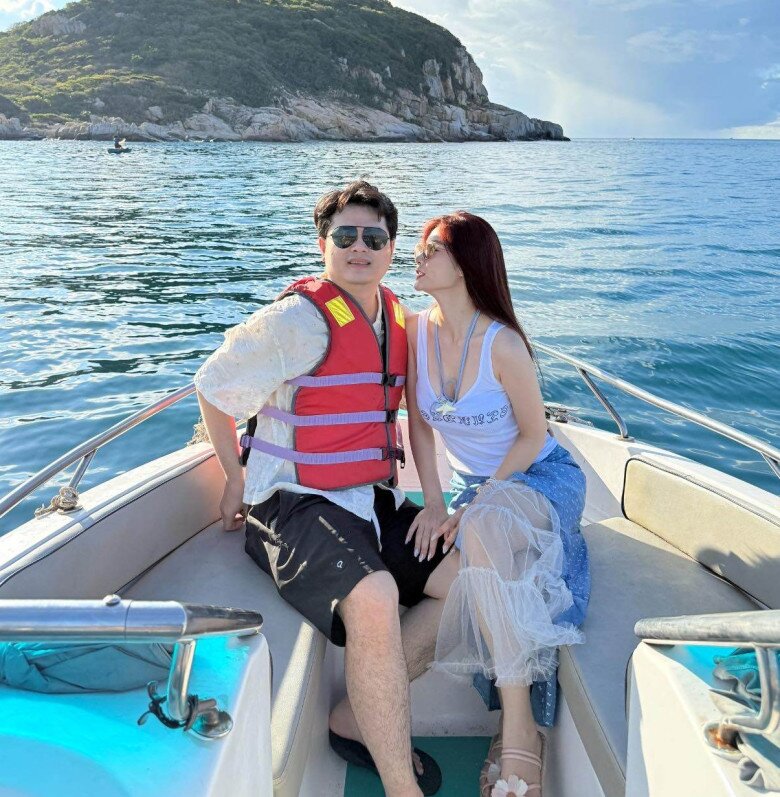 Tiểu thư Sài thành bầu bí được chồng streamer yêu chiều, đưa đi du lịch, đặt gói sinh ở viện quốc tế.