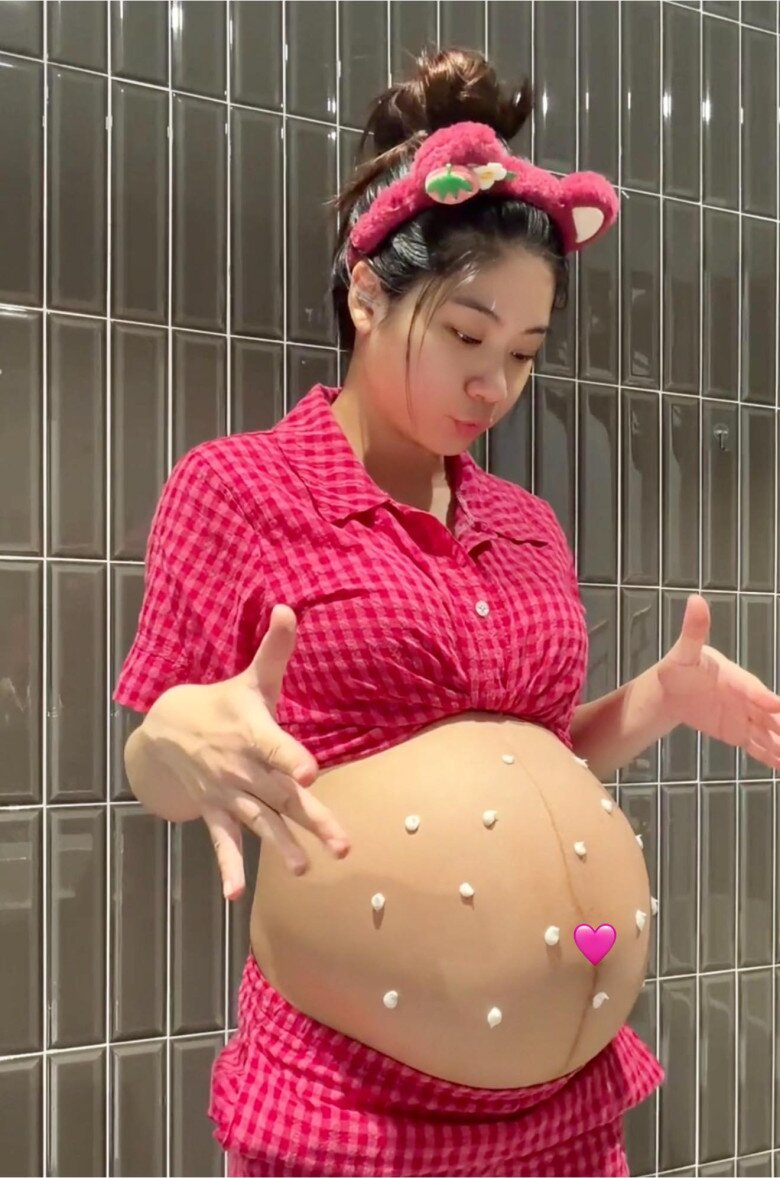 Em học sinh THPT ở TP.HCM từng gây sốt vì quá xinh, được đại gia đem 18 cây vàng hỏi cưới giờ bầu sắp amp;#34;vỡ chumamp;#34; - 4