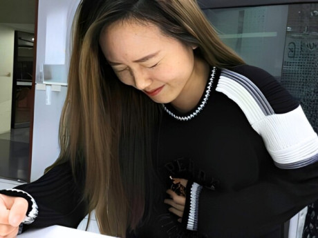 Bà bầu - Đến viện bất ngờ gặp chồng dẫn “bé ba” đi khám, đứa bé anh ẵm trên tay nói đúng 4 từ khiến người mẹ tái mặt