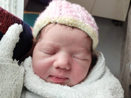 Bà bầu - Bà bầu đi xem phim bất ngờ đẻ luôn tại rạp, nhóc tỳ được hưởng đặc quyền xem phim miễn phí trọn đời