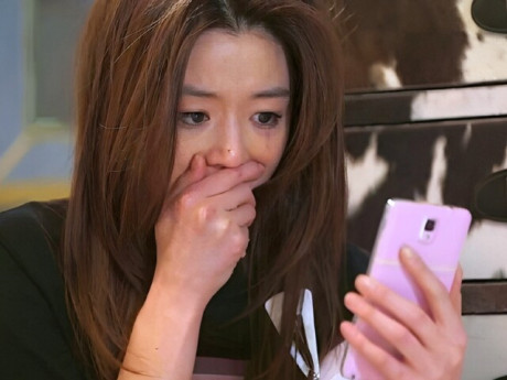 Bà bầu - Cầm phong bì 20 triệu đồng mừng em dâu mang bầu, chưa kịp trao thì nhận 1 tràng tin nhắn từ em khiến chị sững người