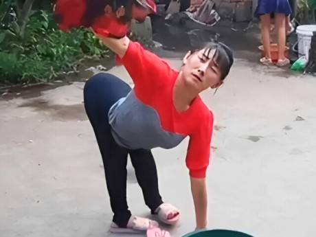 Bà bầu - Cô gái ngoại hình khác lạ từng bị cả làng kỳ thị giờ đã có con, diện mạo 2 đứa trẻ hiện tại gây sốc