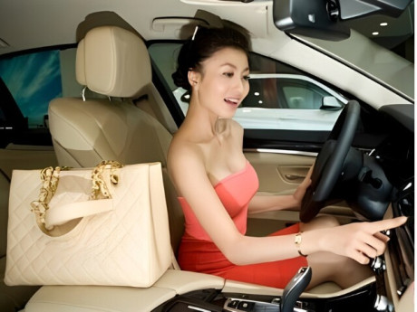 Bà bầu - Hot girl ngân hàng xưa phủ sóng VTV và các đài miền Tây, đẻ con lai cực phẩm giờ bán bún bò từ 3 giờ sáng