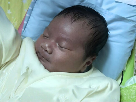 Bà bầu - Đẻ con ngoại hình khác lạ vợ đổ thừa do "môi trường sống", kết quả ADN khiến thanh niên méo mặt nộp đơn ly hôn