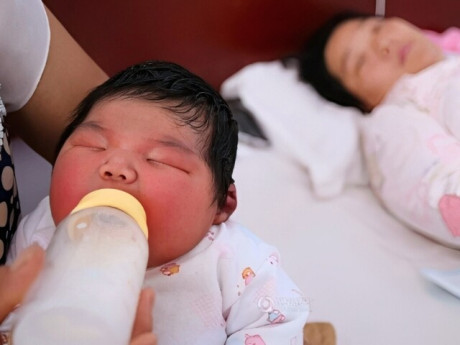 Bà bầu - Cô gái bất ngờ đẻ con sau khi bị một luồng gió lạ thổi vào vùng dưới, bác sĩ nói: Không hẳn là bịa chuyện