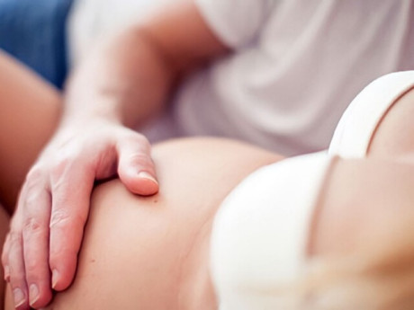 Bà bầu - Quan hệ khi mang bầu có làm thai nhi bị đau? Câu trả lời khiến nhiều người bất ngờ!