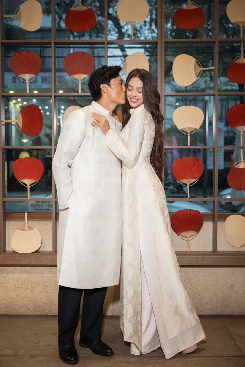 Cựu thủ môn đội tuyển quốc gia Việt Nam ôm hôn vợ cực ngọt.