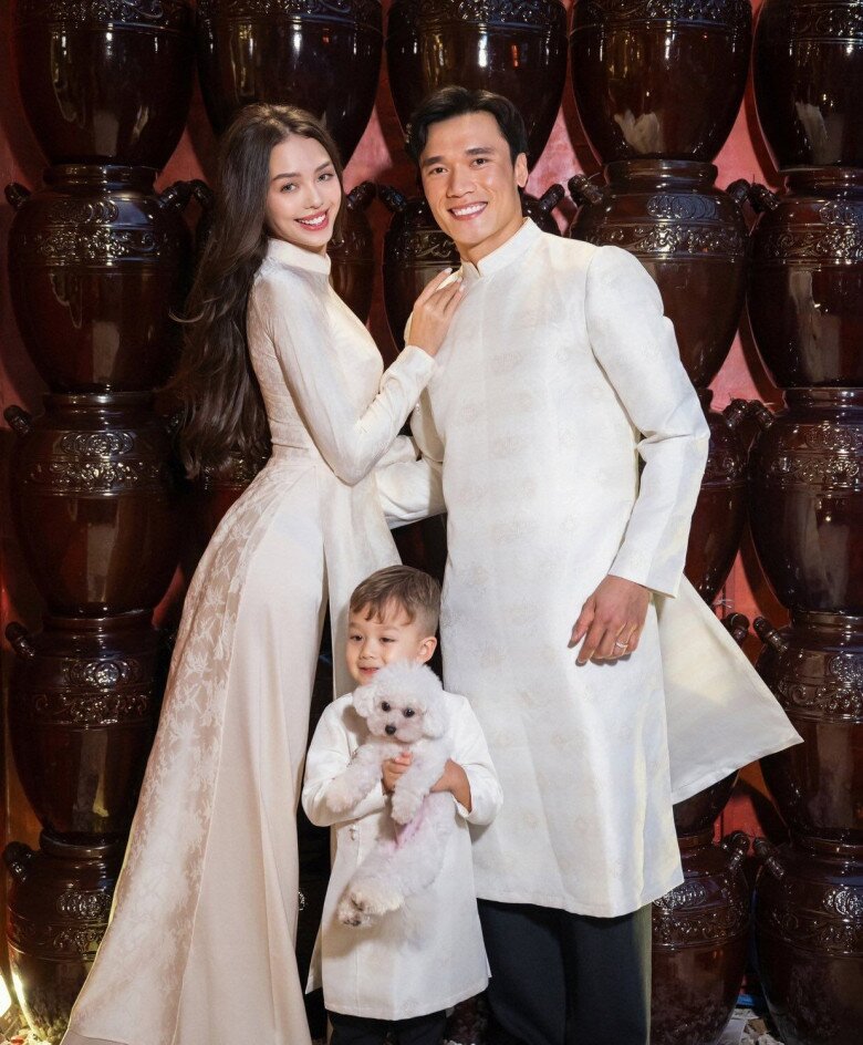 Gái Tây 2k diện áo dài Tết đẹp mê khiến MXH bùng nổ, khoe eo nhỏ xíu sau sinh quý tử cho chồng cầu thủ - 6