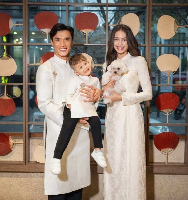 10X khoe bụng bầu vượt mặt với bikini.